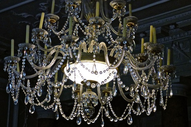 Choose lighting made of fine materials