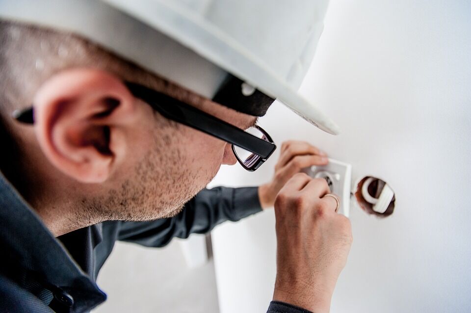 5 Qualities to Look for Before Getting an Electrician for Commercial Spaces