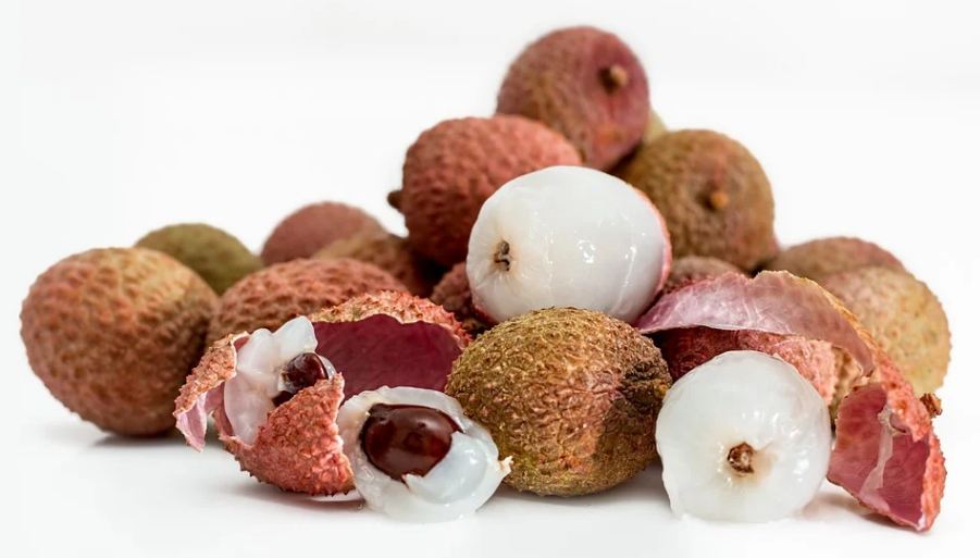 peeled and unpeeled lychee fruits