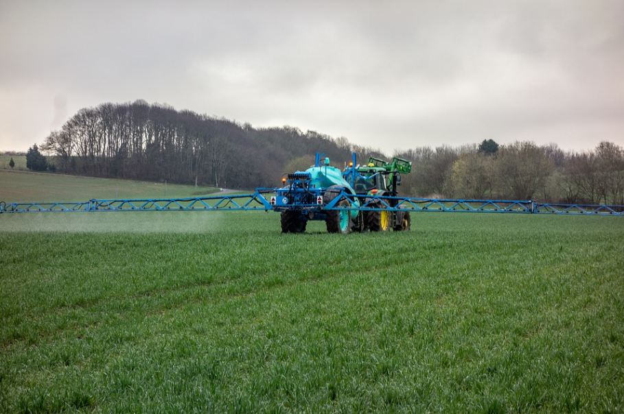 tractor-fertilizer-pesticide-spray