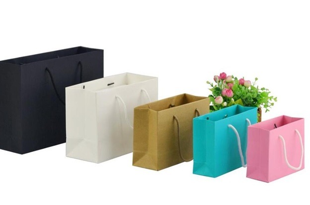 Buying Luxury Paper Gifts Bags for Christmas Giveaways