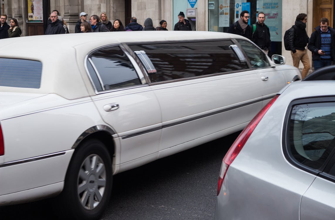 How To Choose The Best Limo Rental For The Wedding