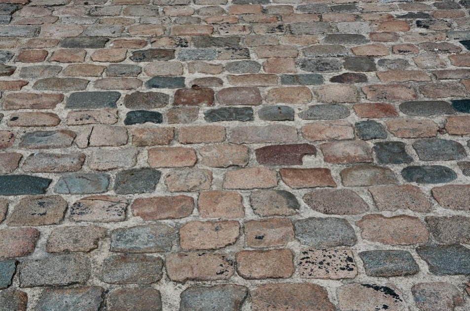 5 REASONS TO HIRE PROFESSIONAL PAVERS
