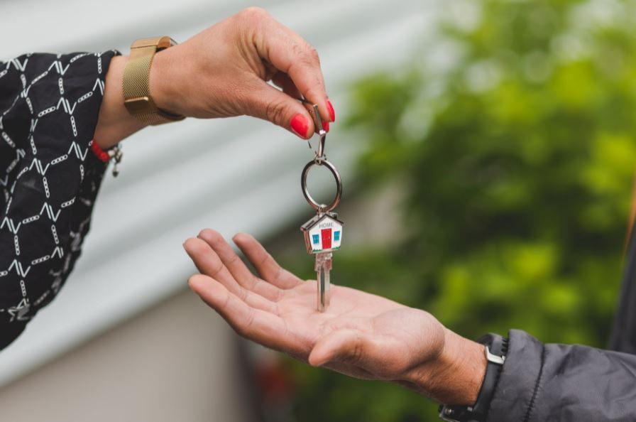 landlord giving the house key to the tenant