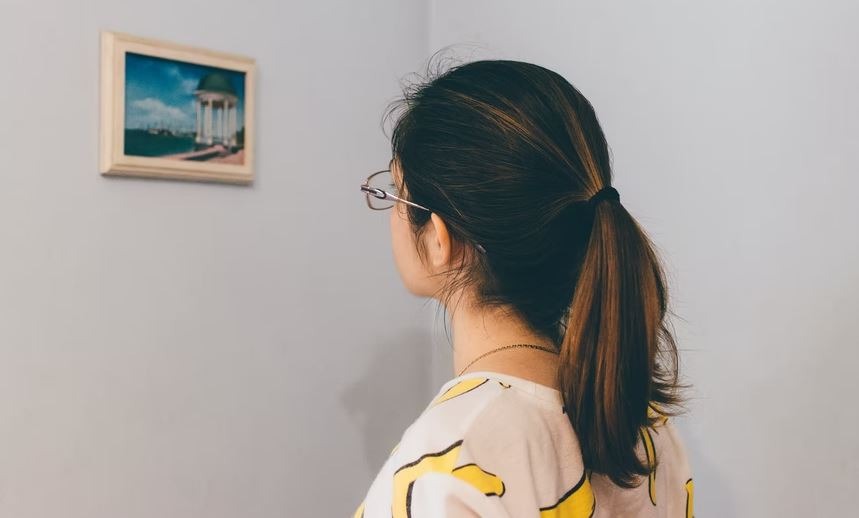 woman looking at an artwork