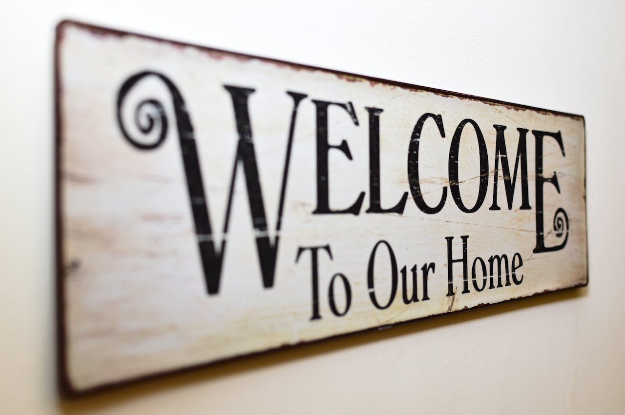 Wooden decorative board with the text Welcome to our home